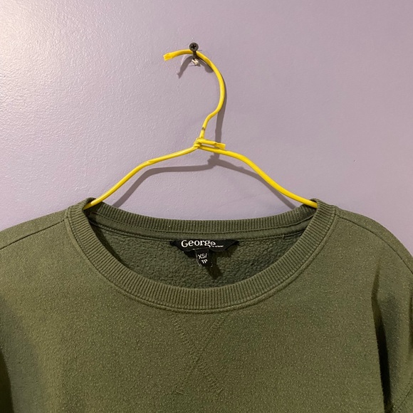 Vintage Green Sweatshirt - Picture 2 of 6